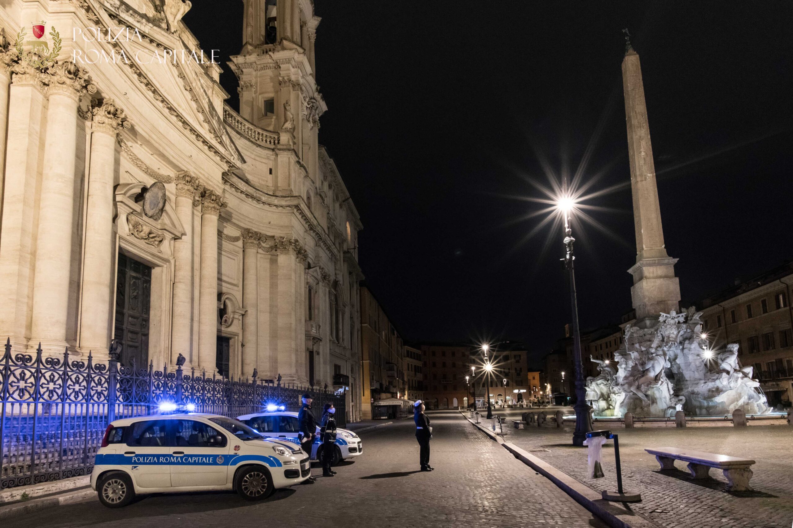 Roma, bagno nella fontana dei Quattro Fiumi a piazza Navona: tre turisti francesi fermati dalla Polizia Locale