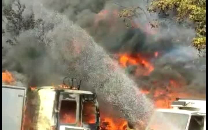 Casilina, vasto incendio in via Giarratana: in fiamme un deposito di auto da rottamare