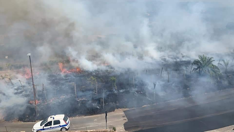 Colonna, vasto incendio in via Roma