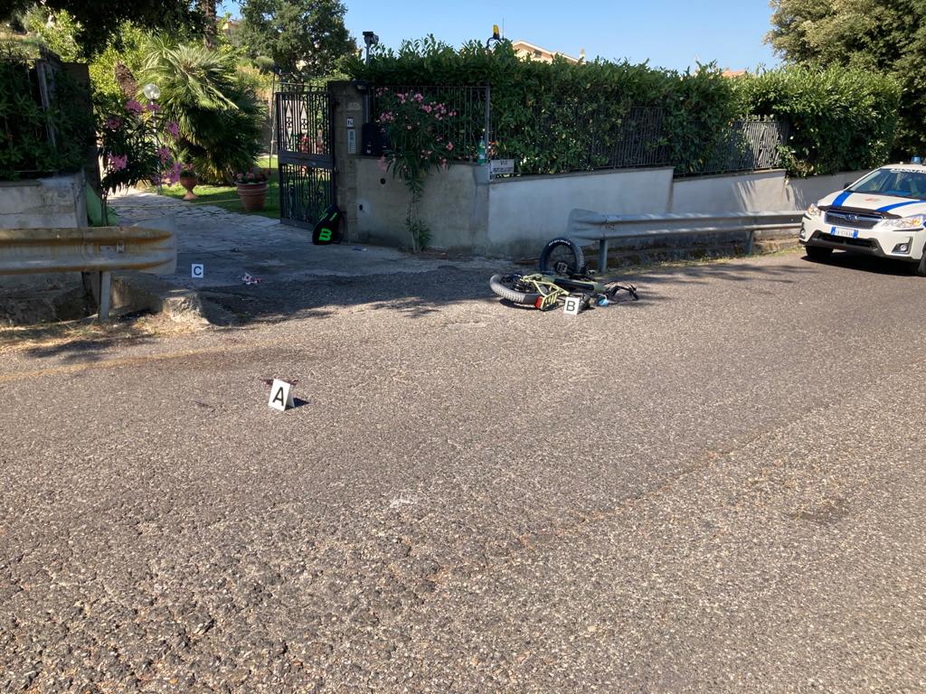 Marino, grave incidente per un ciclista in via Prato della Corte