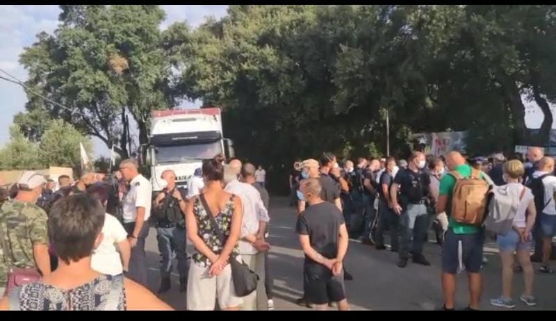 Albano, continuano ad arrivare i camion dei rifiuti romani. Otto arrivi in poche ore: continuano le proteste dei cittadini