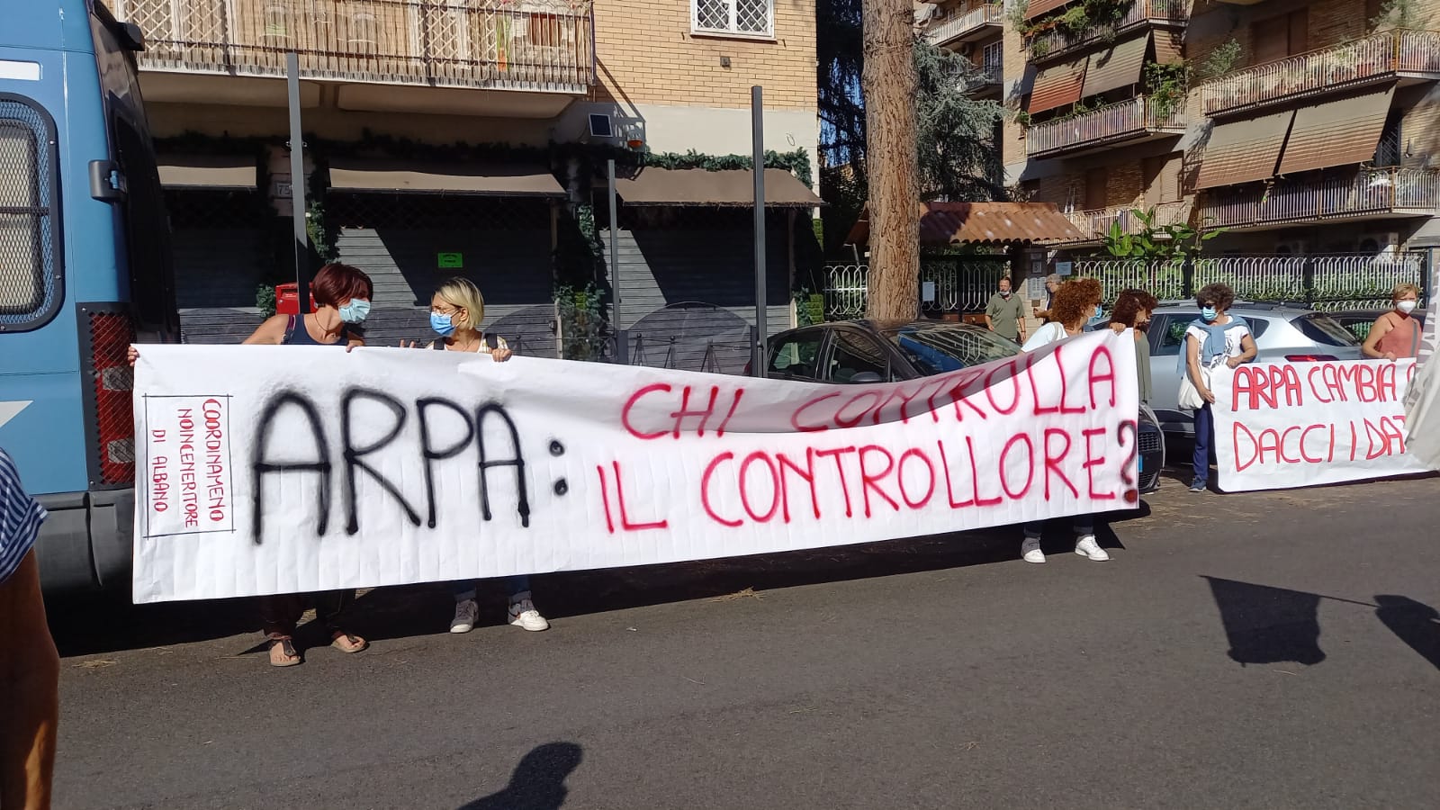 Discarica Albano, è in corso la protesta davanti alla sede dell’Arpa