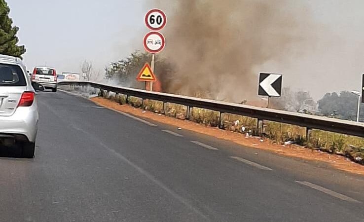 Marino, vasto incendio su via Appia