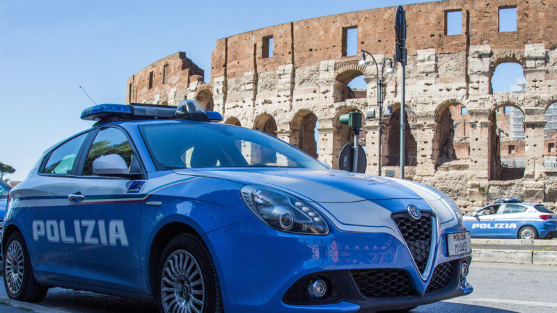 Roma, continua la lotta agli abusivi del Colosseo: 8 sequestri e 4 multe