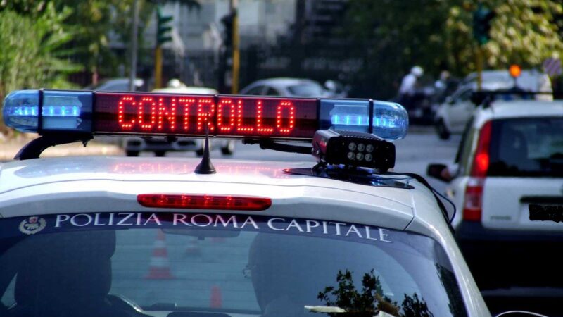 Borghesiana, investe monopattino e si dà alla fuga: denunciato