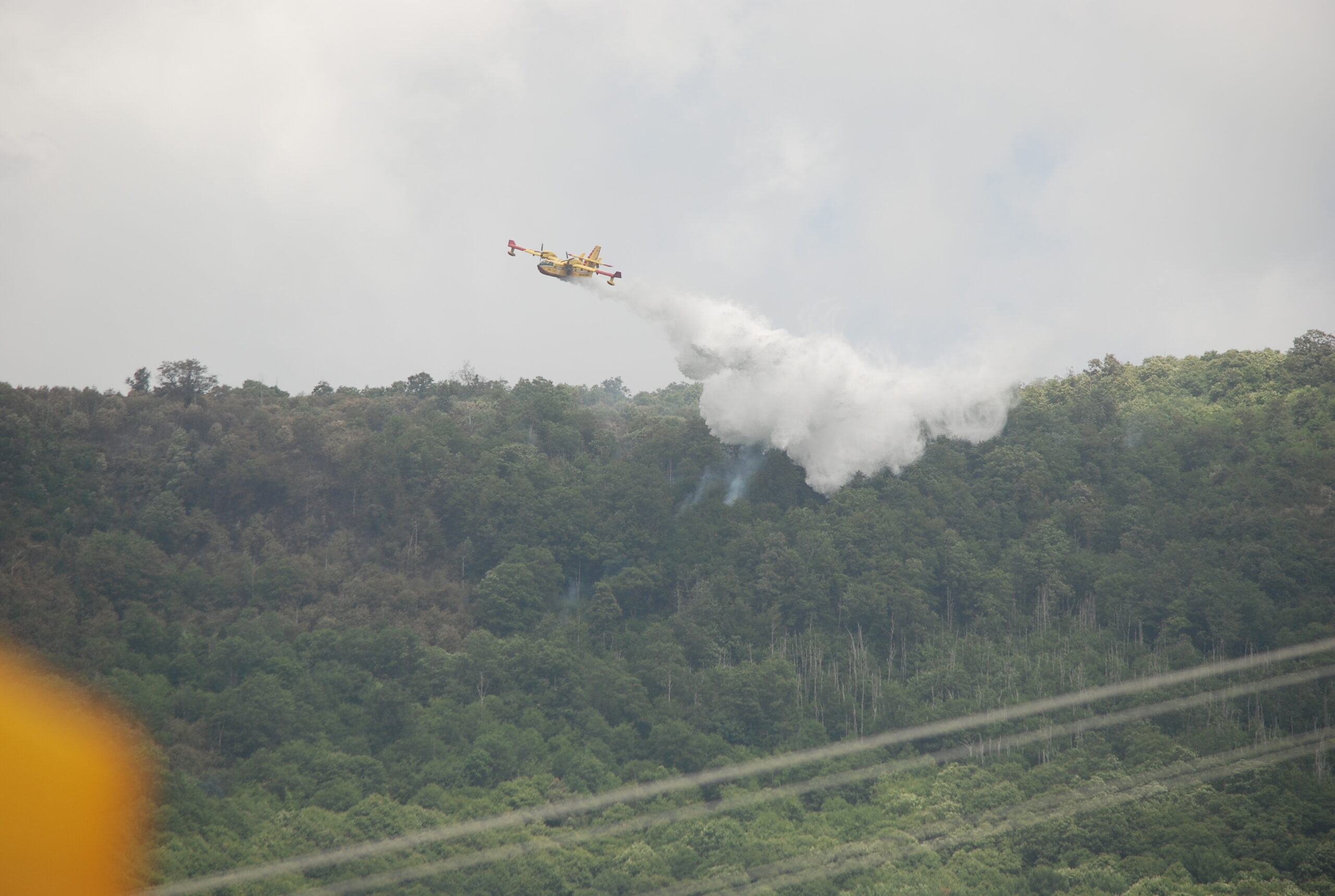 Velletri, riparte col vento e l’alta temperatura  l’incendio sul Monte Artemisio