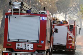 Firenze, incendio a Massanera di Reggello: fiamme avanzano spinte dal vento