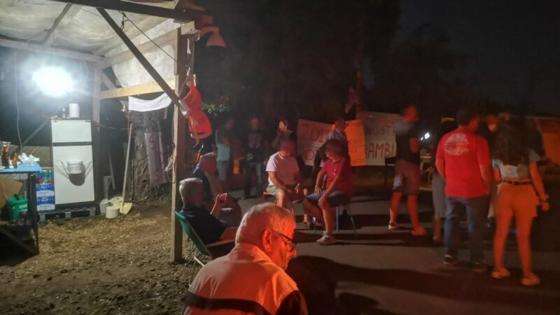 Discarica Albano, ancora proteste e  presidi, già entrati all’alba due grossi camion con i rifiuti romani. Ancora tensioni in via Ardeatina