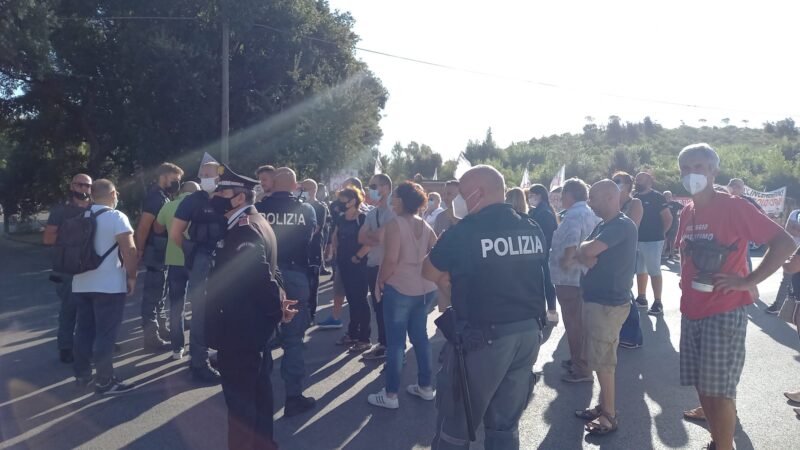 Discarica Albano, la cittadinanza accoglie i tir dei rifiuti con le campane a morto (aggiornamento)