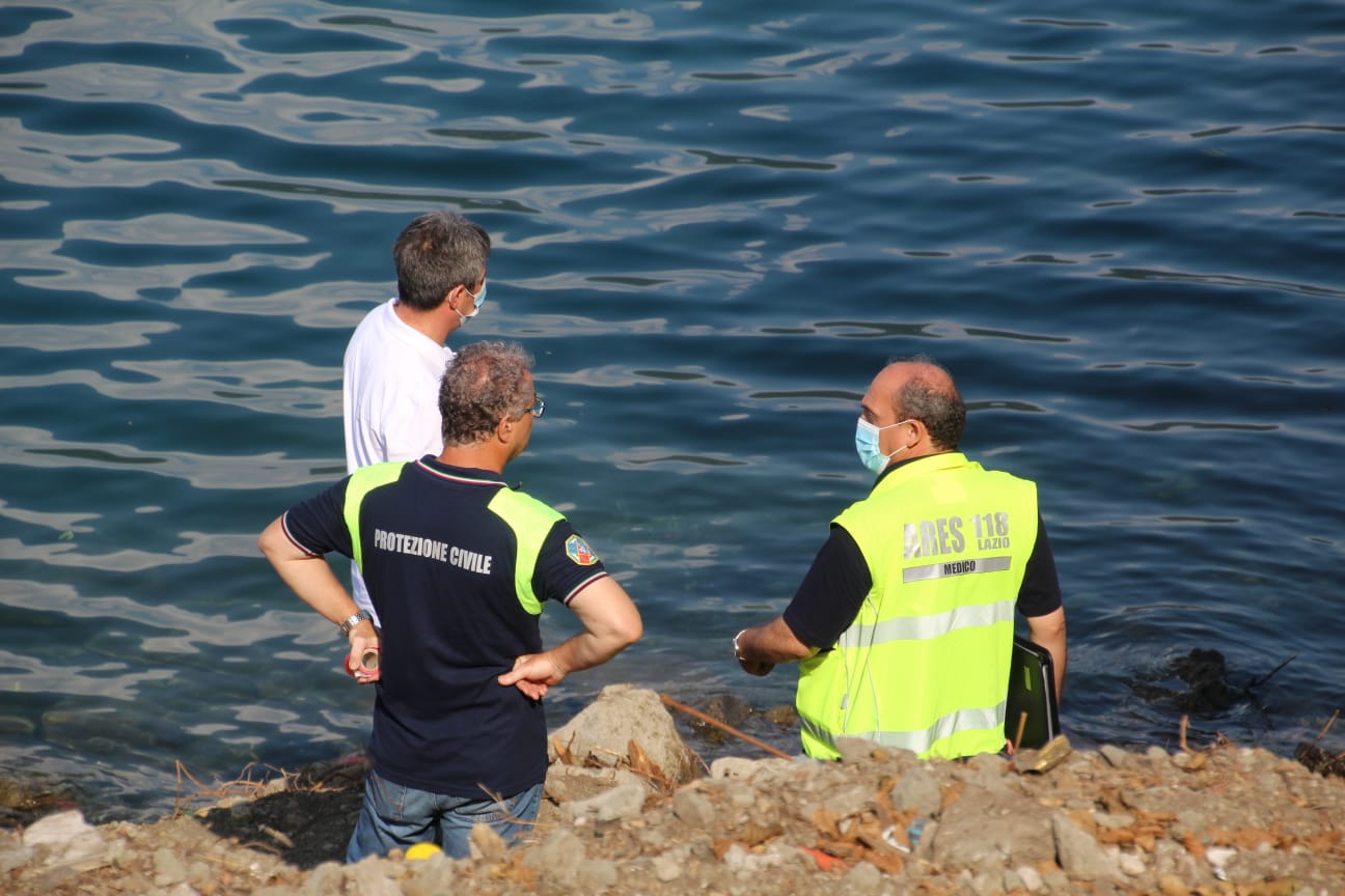 Castel Gandolfo, trovato un corpo morto al lago. Indagano i Carabinieri