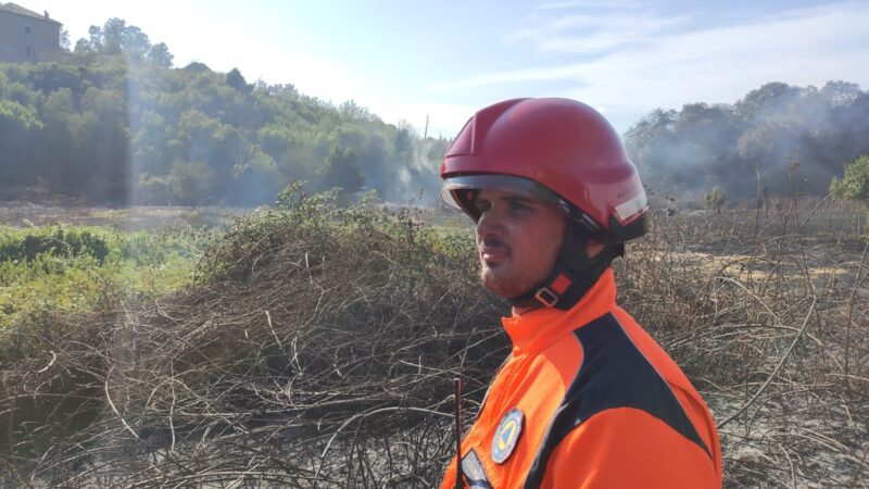 Domato un incendio ad Ardea, grazie all’aiuto della Protezione Civile di Genzano e ai Vigili del Fuoco di Nemi