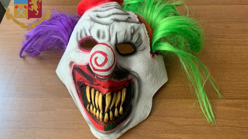 Prenestino (Roma), rapina una donna in casa con una maschera da clown e poi tenta di estorcerle denaro: arrestato