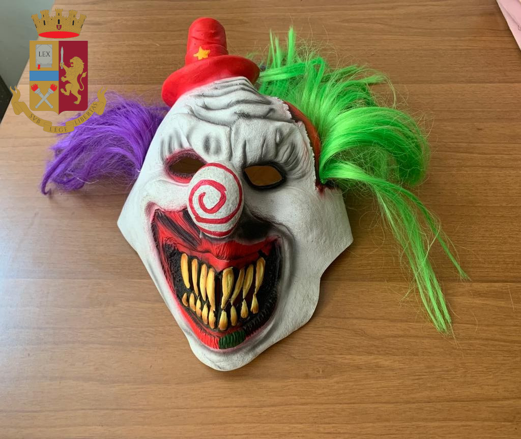 Prenestino (Roma), rapina una donna in casa con una maschera da clown e poi tenta di estorcerle denaro: arrestato