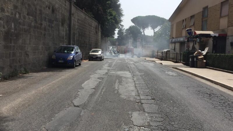 Albano, attimi di paura in pieno centro per un’auto che ha preso fuoco