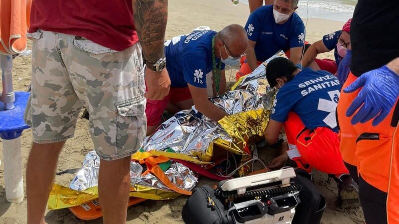 Nettuno, malore in spiaggia, trasportata in elicottero una donna al San Camillo