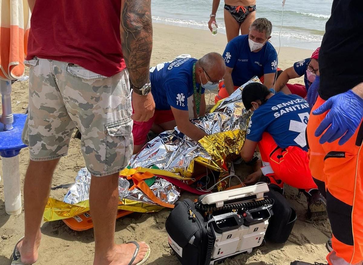 Nettuno, malore in spiaggia, trasportata in elicottero una donna al San Camillo