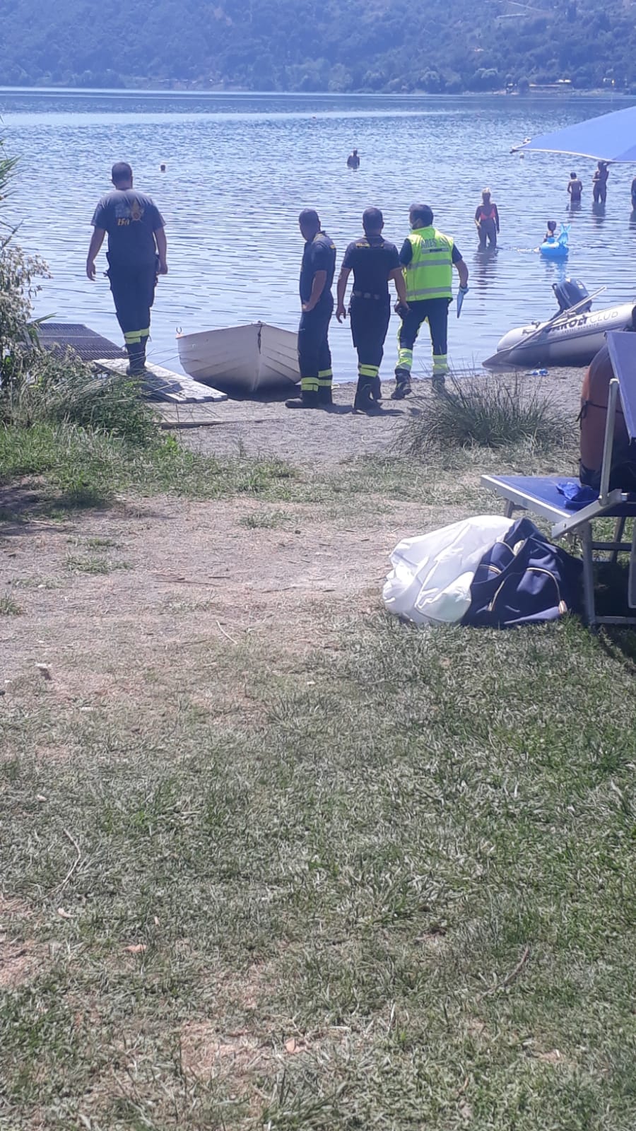 Castel Gandolfo, trovato cadavere a pelo d’acqua nel lago. Un gruppo di bambini assiste al recupero