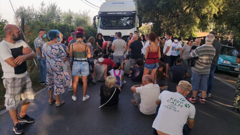 Discarica Roncigliano, manifestanti bloccano l’arrivo dei camion dei rifiuti