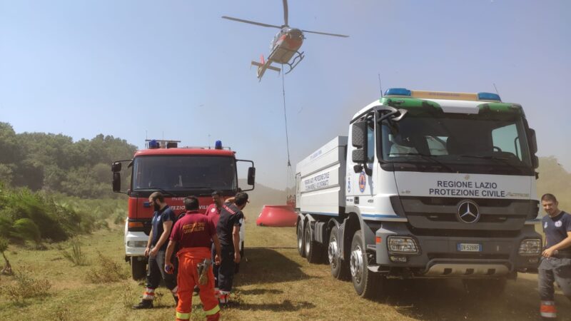 Rocca di Papa, continuano i lavori per spegnere gli incendi sul Monte Artemisio