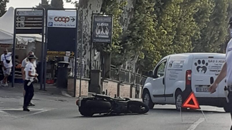 Velletri, incidente grave davanti al cimitero, centauro in ospedale. Disagi al transito