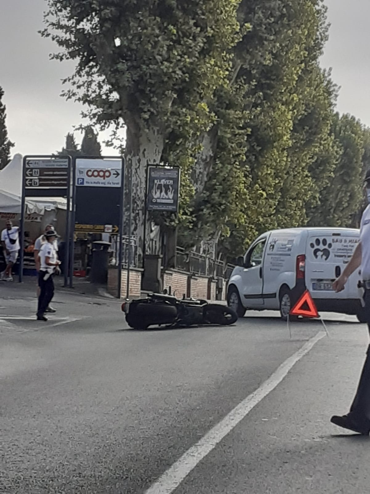 Velletri, incidente grave davanti al cimitero, centauro in ospedale. Disagi al transito