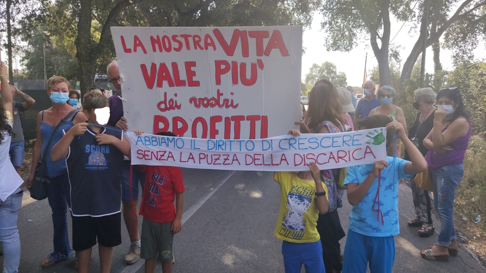 Discarica Roncigliano, bloccati dai manifestanti tre camion maleodoranti