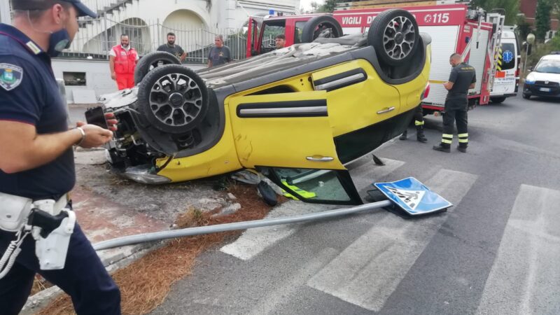 Frattocchie, donna di mezza età perde il controllo dell’auto e finisce contro il muro di una villetta. Non è in pericolo di vita