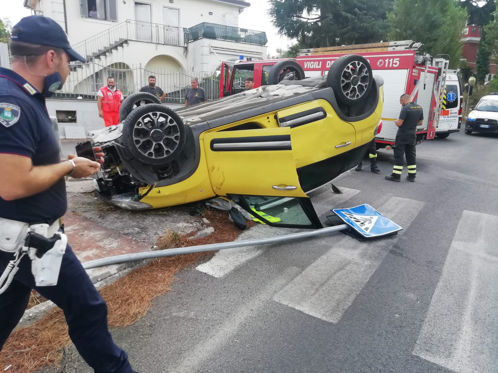 Frattocchie, donna di mezza età perde il controllo dell’auto e finisce contro il muro di una villetta. Non è in pericolo di vita