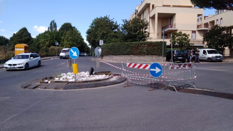 Genzano, saltata la griglia di scolo di via Calabria