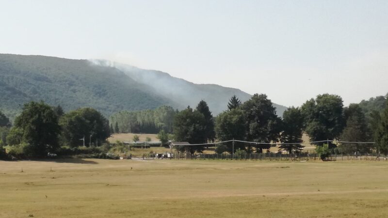 Velletri, si riaccendono i focolai su Monte Artemisio: di nuovo al lavoro Vigili del Fuoco, elicottero e volontari della Protezione Civile