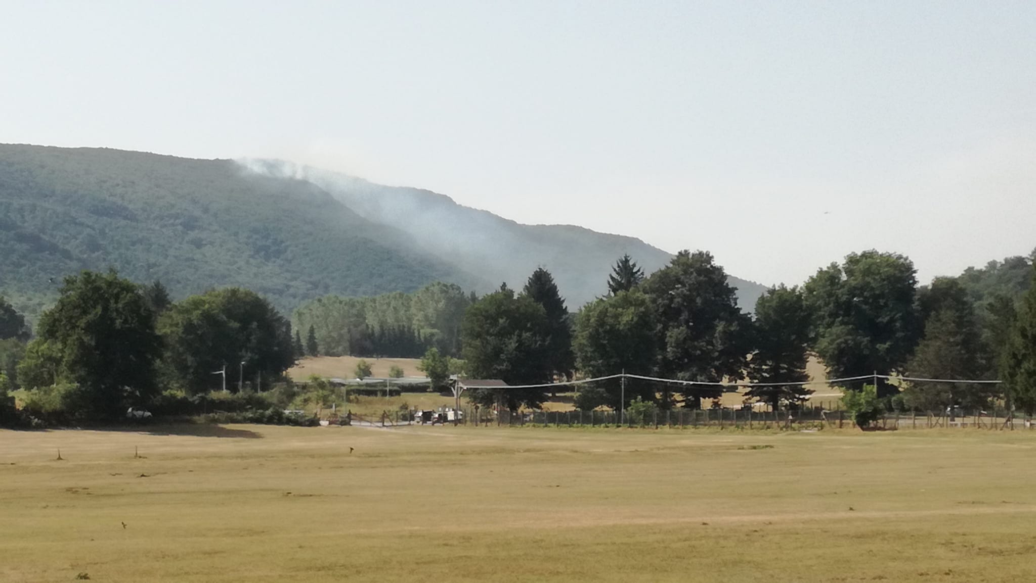 Velletri, si riaccendono i focolai su Monte Artemisio: di nuovo al lavoro Vigili del Fuoco, elicottero e volontari della Protezione Civile