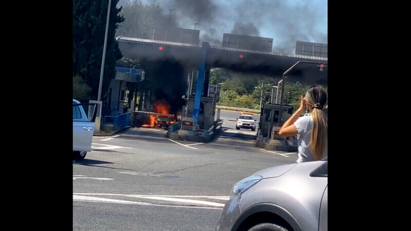 San Cesareo, paura al casello, auto prende fuoco