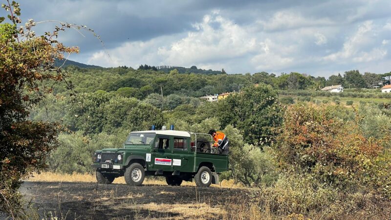 Velletri, grosso incendio su via Appia Nuova, intervento della Protezione Civile di Genzano