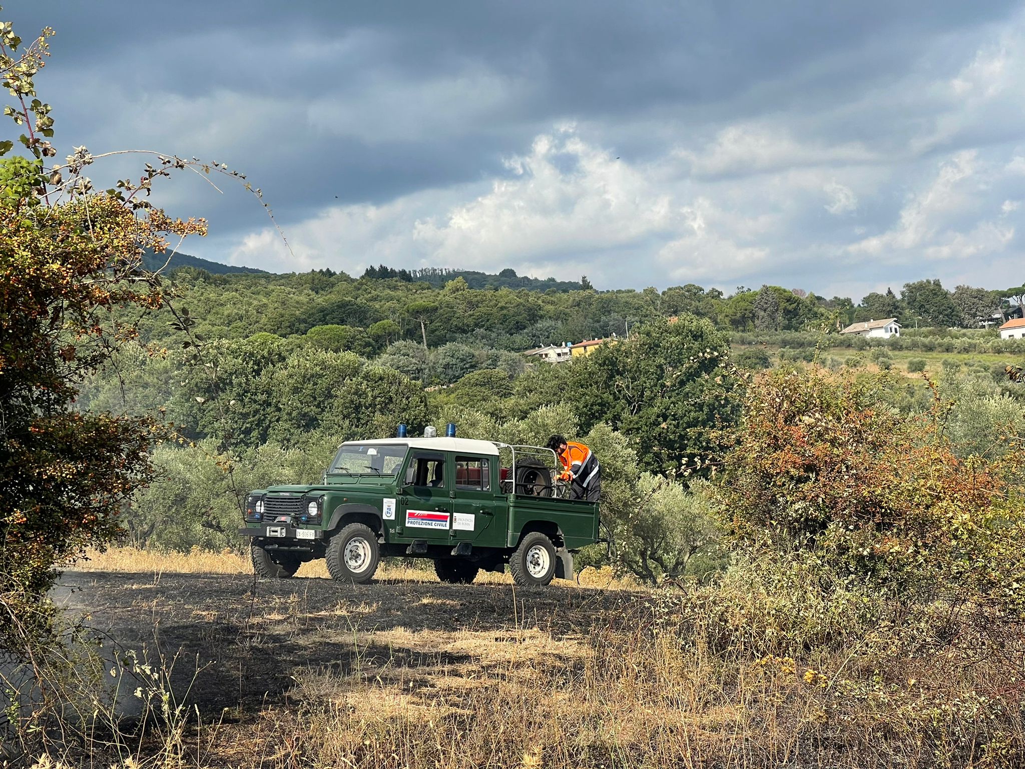 Velletri, grosso incendio su via Appia Nuova, intervento della Protezione Civile di Genzano