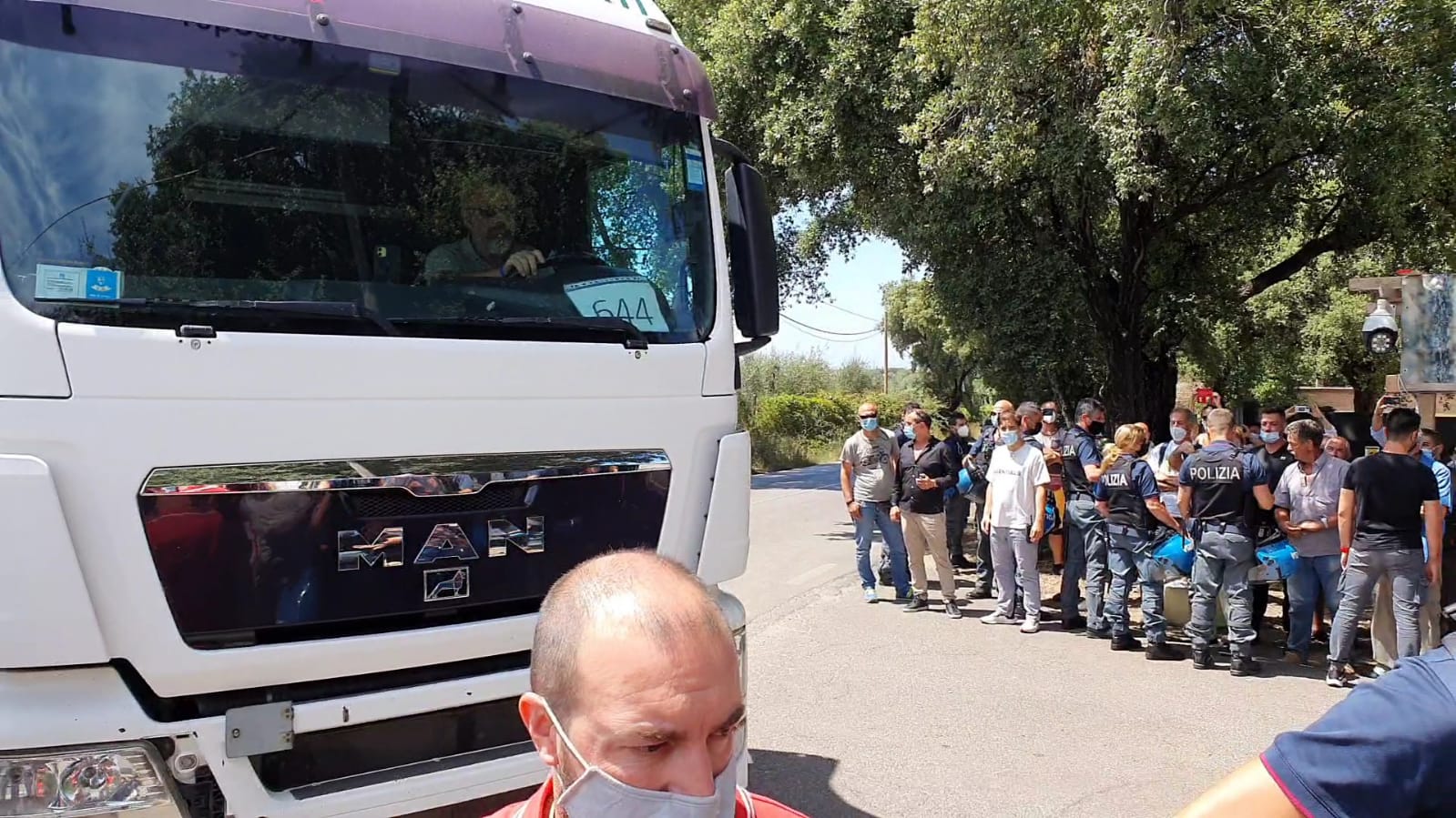 Cecchina, camion con i rifiuti entrano a Roncigliano: Massimiliano Borelli invita i cittadini ad una manifestazione pacifica