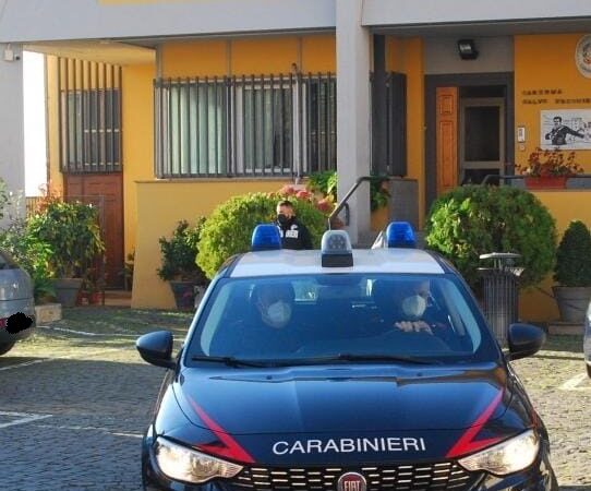 Ariccia, uomo minaccia i genitori per farsi consegnare del denaro