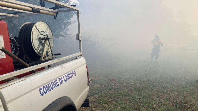 Lanuvio, continua l’emergenza incendio nei pressi della stazione (video)