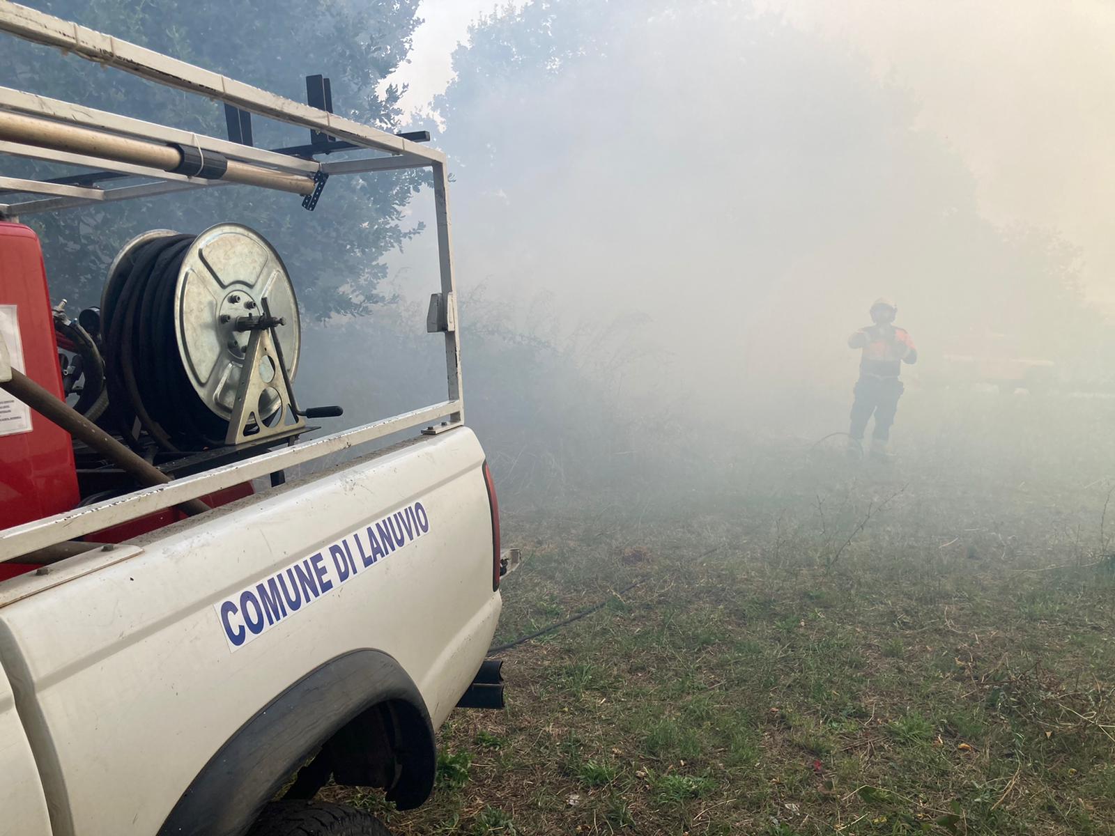 Lanuvio, continua l’emergenza incendio nei pressi della stazione (video)