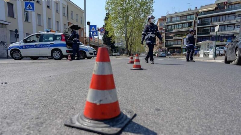 Boccea (Roma), si dà alla fuga dopo un aver provocato un incidente e ferito gravemente due persone, rintracciato e denunciato