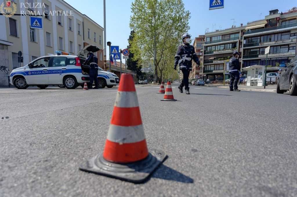 Boccea (Roma), si dà alla fuga dopo un aver provocato un incidente e ferito gravemente due persone, rintracciato e denunciato