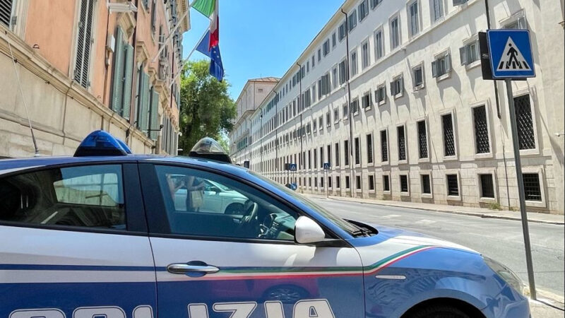 Tor Bella Monaca, due gli arresti nelle ultime ore da parte della Polizia di Stato: un 28enne per maltrattamenti e un 36enne per detenzione di sostanze stupefacenti