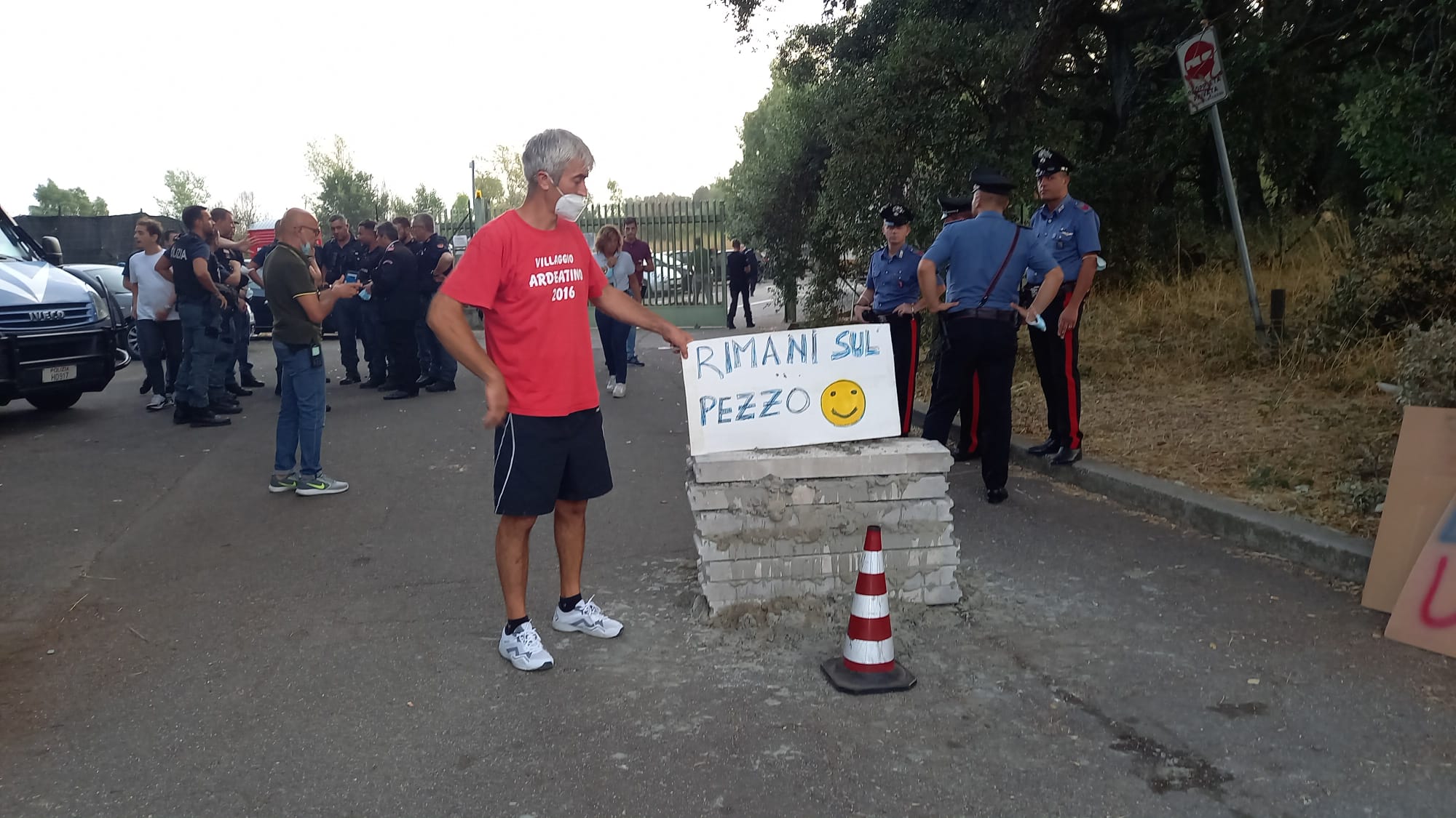 Albano, discarica ferma per irregolarità sulla sicurezza del  lavoro: costruito muretto davanti all’ingresso, interviene la polizia