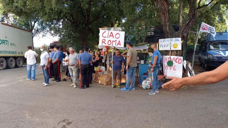 Cecchina, non si fermano le proteste contro la riapertura di Roncigliano