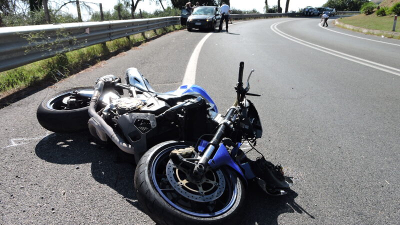 Velletri, incidente grave su via Appia, grave motocilista di Genzano, caccia ad auto pirata