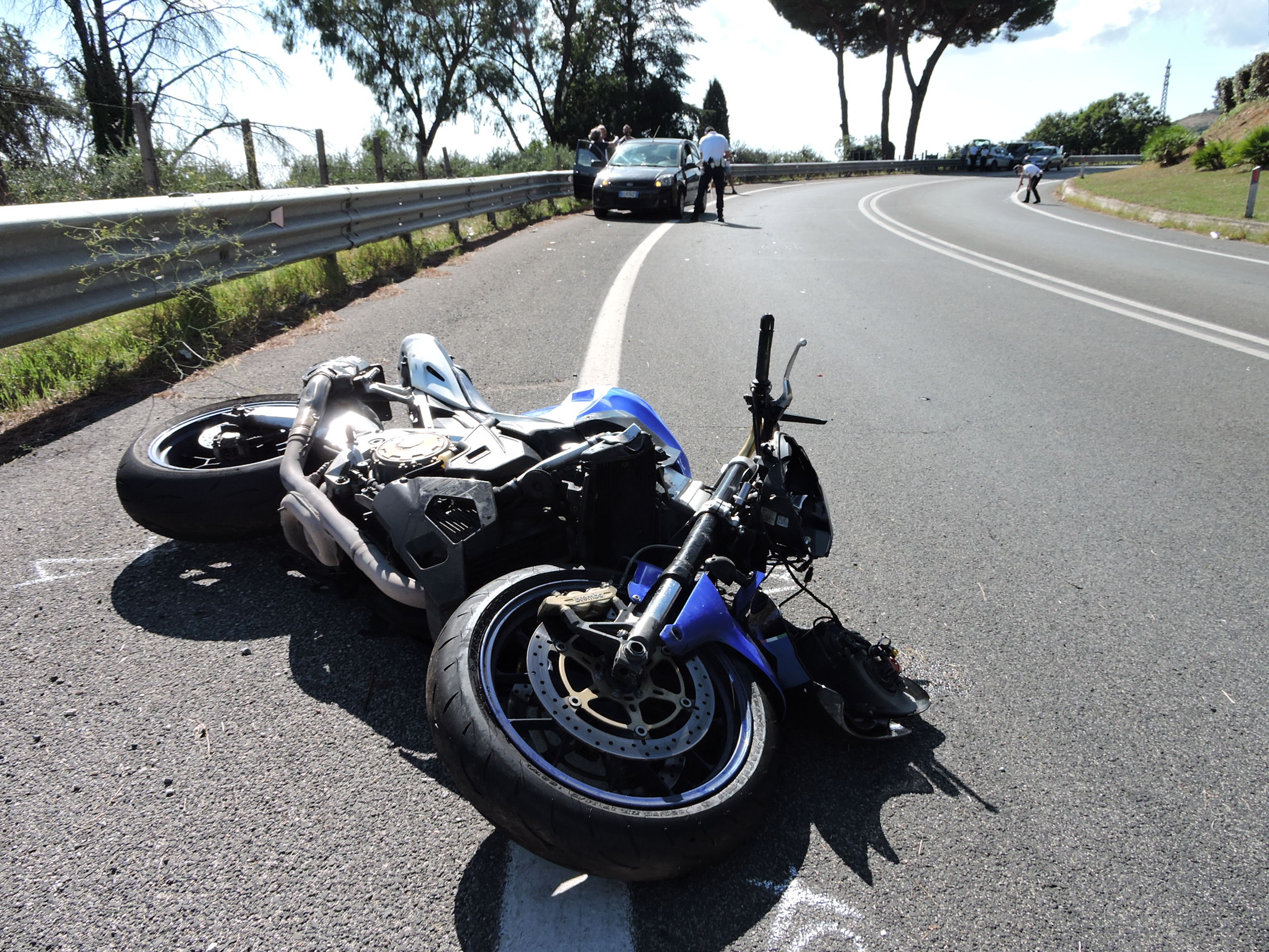 Velletri, incidente grave su via Appia, grave motocilista di Genzano, caccia ad auto pirata