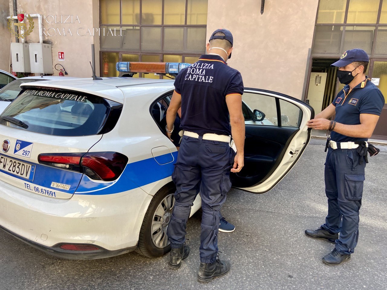 Roma, tenta aggredire gli agenti: trovato in possesso di armi da taglio, merce rubata e sostanza stupefacente