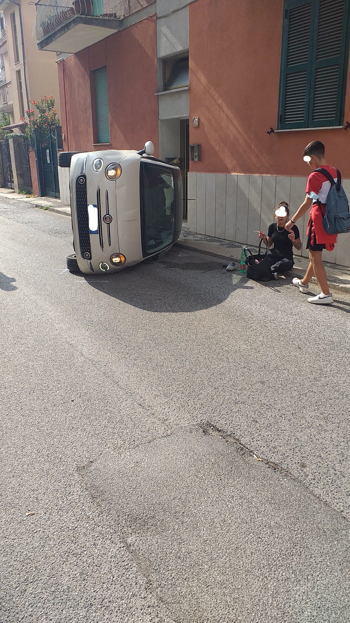 GENZANO. AUTOMOBILE RIBALTATA IN VIA MELSEBURG PER INCIDENTE