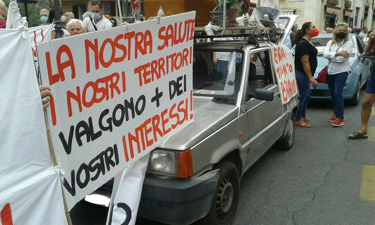 Albano, No Inc: “Non ci arrendiamo” manifestazione per chiedere la chiusura della discarica