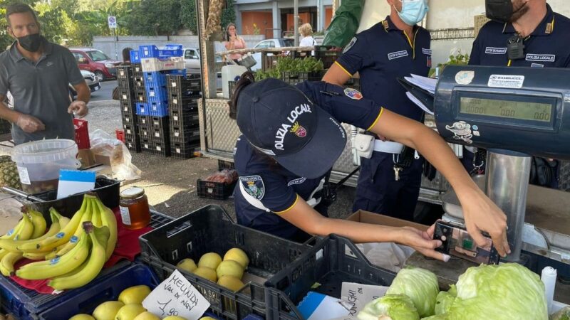 Frascati, la Polizia Locale al mercato settimanale  per controllare le bilance