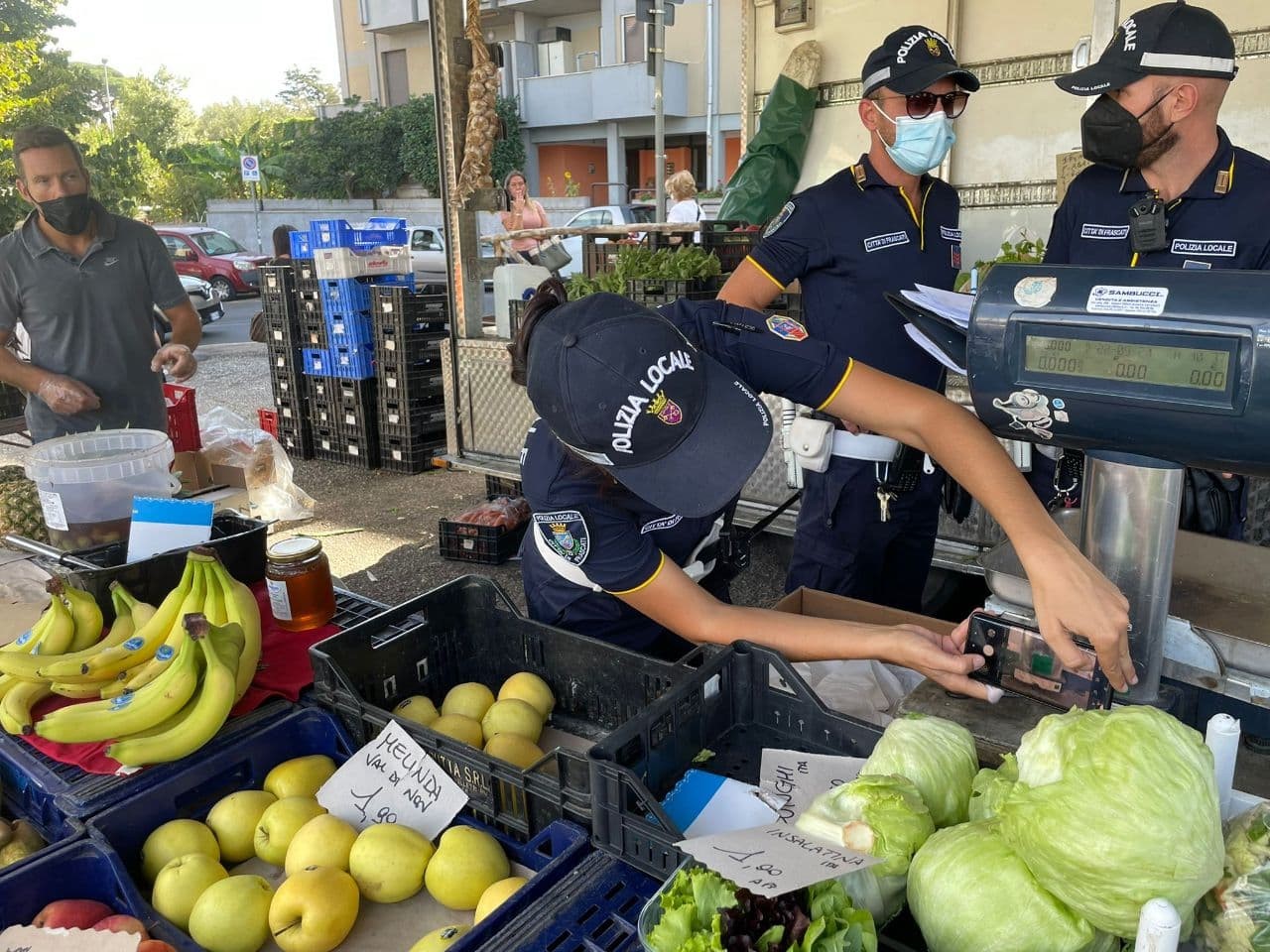 Frascati, la Polizia Locale al mercato settimanale  per controllare le bilance